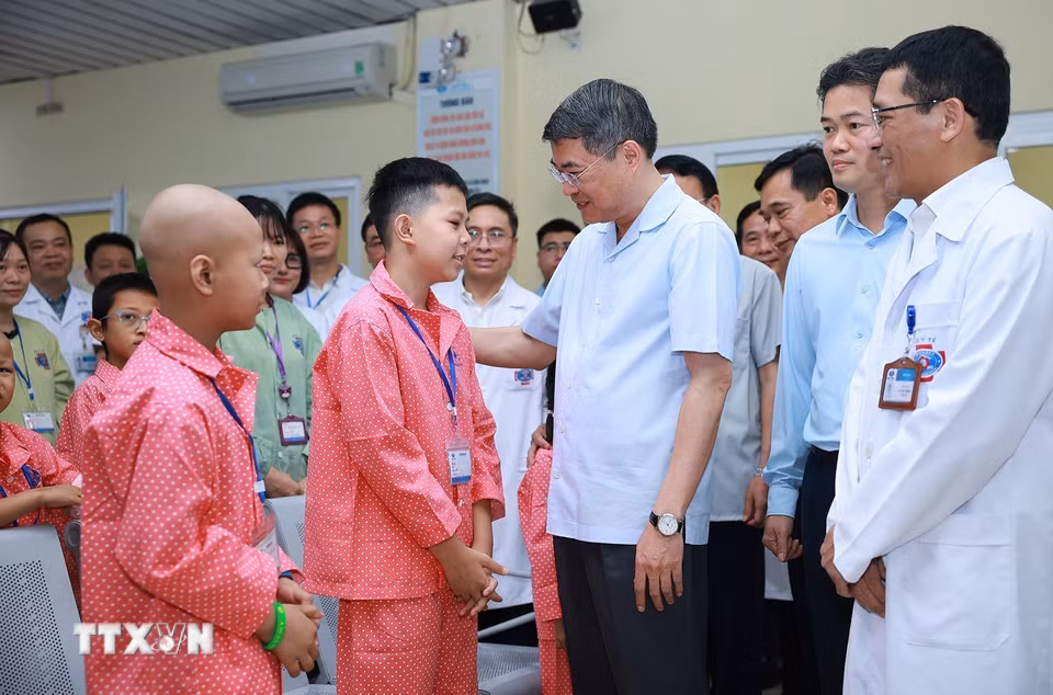 Thủ tướng Lê Minh Hưng thăm hỏi, động viên các bệnh nhi đang điều trị tại Bệnh viện K - cơ sở Tân Triều (phường Thanh Liệt, Hà Nội). (Ảnh: Dương Giang/TTXVN) ​