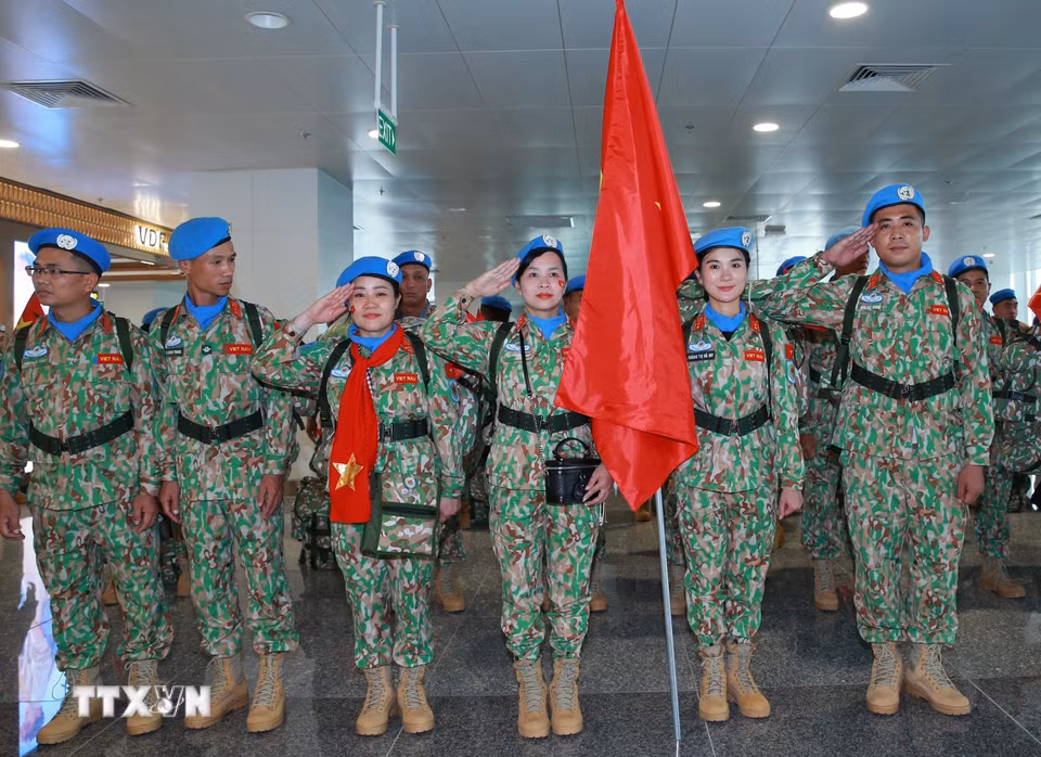 Các sỹ quan, quân nhân Đội Công binh số 5 lên đường thực hiện nhiệm vụ gìn giữ hòa bình Liên hợp quốc khu vực Abyei. (Ảnh: Trọng Đức/TTXVN)