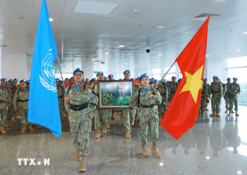 Các sỹ quan, quân nhân Đội Công binh số 5 lên đường thực hiện nhiệm vụ gìn giữ hòa bình Liên hợp quốc khu vực Abyei. (Ảnh: Trọng Đức/TTXVN)