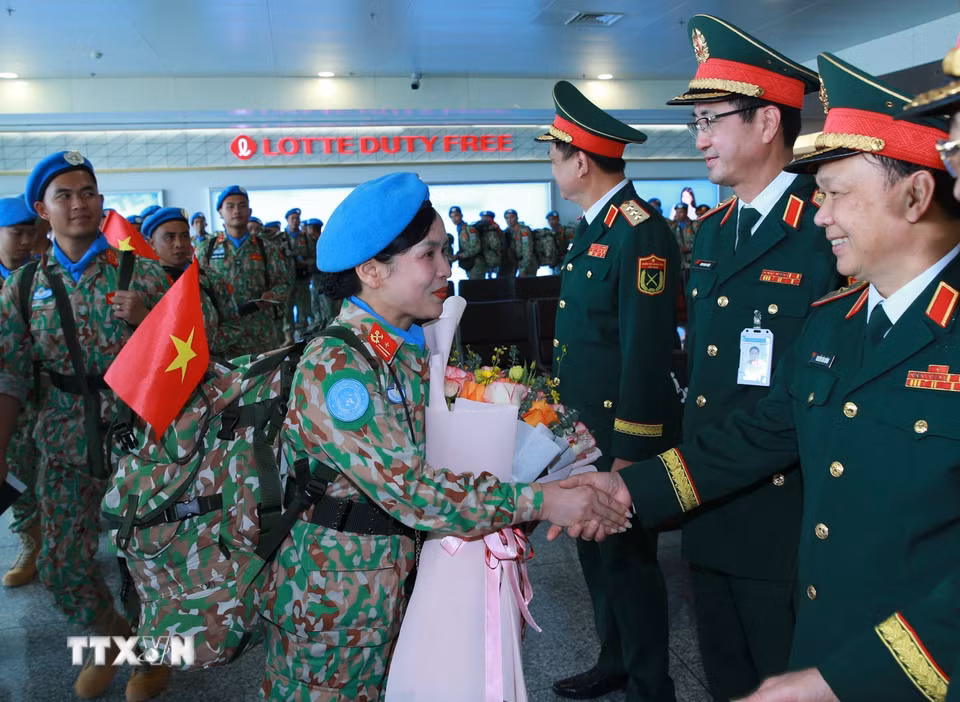 Đại diện lãnh đạo các cơ quan thuộc Bộ Quốc phòng chúc mừng, động viên các sĩ quan, quân nhân Đội Công binh số 5. (Ảnh: Trọng Đức/TTXVN)