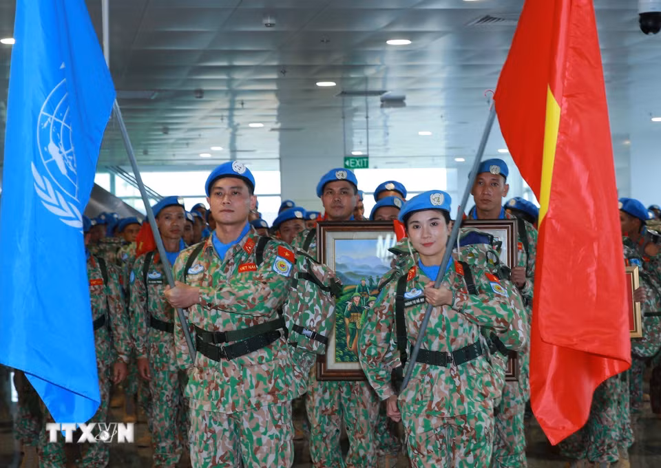 Các sỹ quan, quân nhân Đội Công binh số 5 lên đường thực hiện nhiệm vụ gìn giữ hòa bình Liên hợp quốc khu vực Abyei. (Ảnh: Trọng Đức/TTXVN)