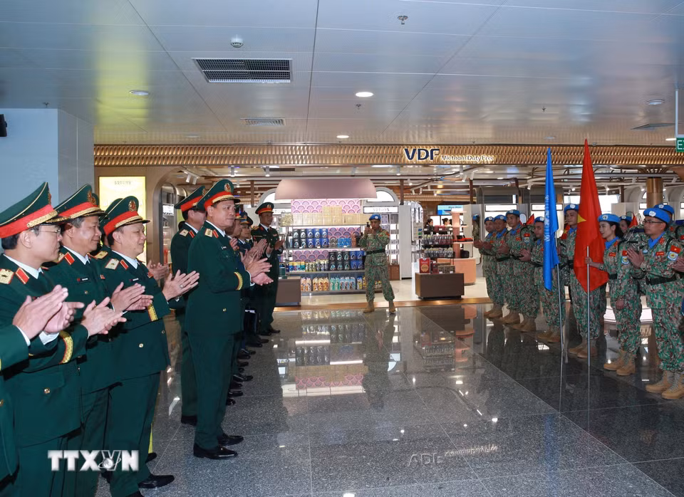 Thượng tướng Nguyễn Trường Thắng, Ủy viên Trung ương Đảng, Thứ trưởng Bộ Quốc phòng, chúc mừng các sỹ quan, quân nhân Đội Công binh số 5 lên đường thực hiện nhiệm vụ gìn giữ hòa bình Liên hợp quốc khu vực Abyei. (Ảnh: Trọng Đức/TTXVN)