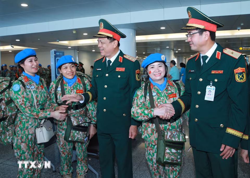 Thượng tướng Nguyễn Trường Thắng, Ủy viên Trung ương Đảng, Thứ trưởng Bộ Quốc phòng cùng đại diện lãnh đạo các cơ quan Bộ Quốc phòng tiễn Đội Công binh số 5 lên đường làm nhiệm vụ. (Ảnh: Trọng Đức/TTXVN)