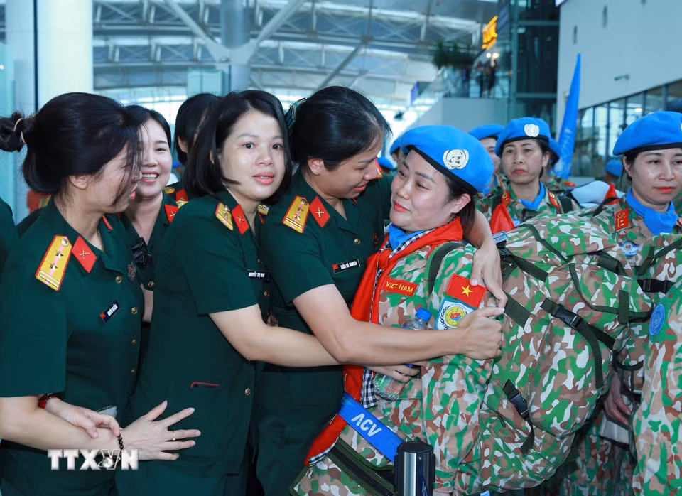 Đồng đội tiễn các sỹ quan, quân nhân Đội Công binh số 5 lên đường thực hiện nhiệm vụ gìn giữ hòa bình Liên hợp quốc khu vực Abyei. (Ảnh: Trọng Đức/TTXVN)