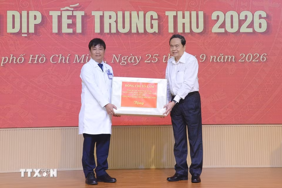 Chủ tịch Quốc hội Trần Thanh Mẫn trao quà của Tổng Bí thư, Chủ tịch nước Tô Lâm tặng cho các bệnh nhi tại Bệnh viện Nhi Đồng 1 Thành phố Hồ Chí Minh. (Ảnh: Doãn Tấn/TTXVN)