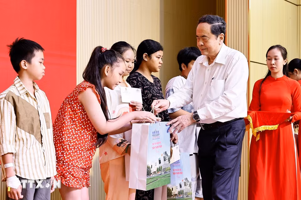 Chủ tịch Quốc hội Trần Thanh Mẫn tặng quà cho bệnh nhi tại Bệnh viện Nhi Đồng 1 Thành phố Hồ Chí Minh. (Ảnh: Doãn Tấn/TTXVN)