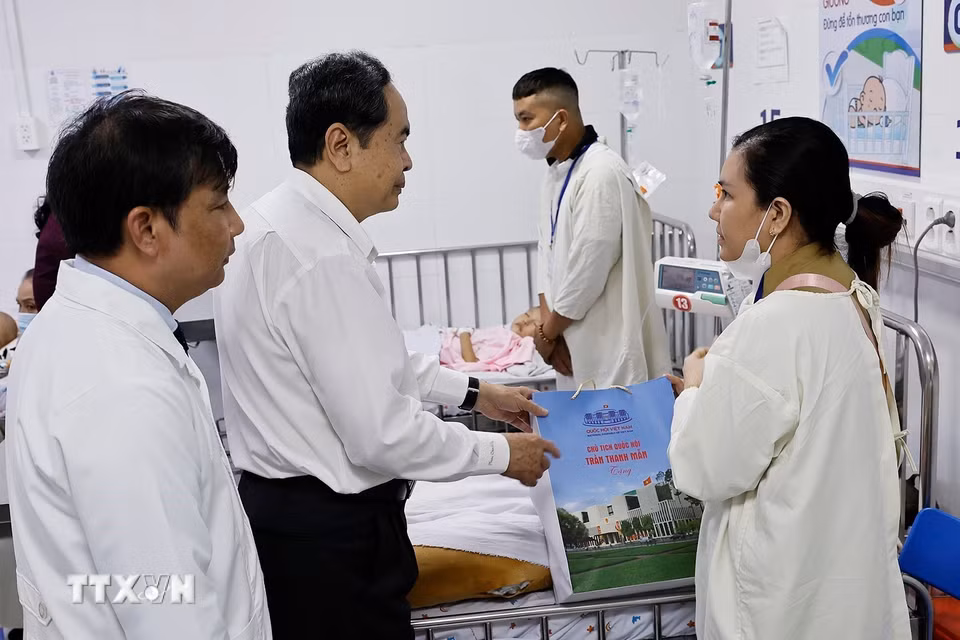 Chủ tịch Quốc hội Trần Thanh Mẫn tặng quà cho bệnh nhi tại Bệnh viện Nhi Đồng 1 Thành phố Hồ Chí Minh. (Ảnh: Doãn Tấn/TTXVN)