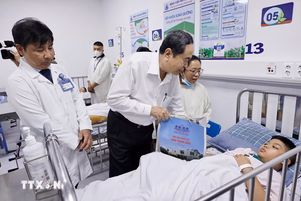 Chủ tịch Quốc hội Trần Thanh Mẫn tặng quà cho bệnh nhi tại Bệnh viện Nhi Đồng 1 Thành phố Hồ Chí Minh. (Ảnh: Doãn Tấn/TTXVN)