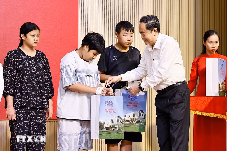 Chủ tịch Quốc hội Trần Thanh Mẫn tặng quà cho bệnh nhi tại Bệnh viện Nhi Đồng 1 Thành phố Hồ Chí Minh. (Ảnh: Doãn Tấn/TTXVN)