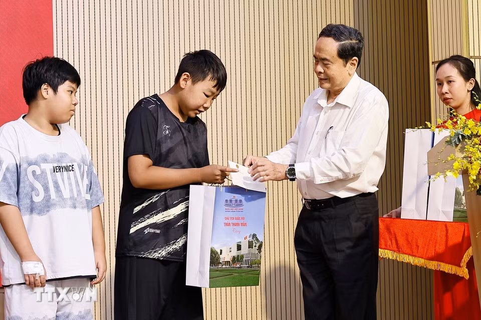Chủ tịch Quốc hội Trần Thanh Mẫn tặng quà cho bệnh nhi tại Bệnh viện Nhi Đồng 1 Thành phố Hồ Chí Minh. (Ảnh: Doãn Tấn/TTXVN)