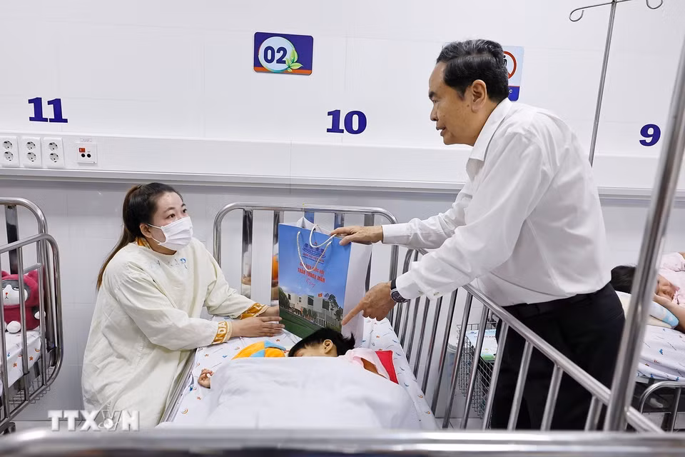 Chủ tịch Quốc hội Trần Thanh Mẫn tặng quà cho bệnh nhi tại Bệnh viện Nhi Đồng 1 Thành phố Hồ Chí Minh. (Ảnh: Doãn Tấn/TTXVN)