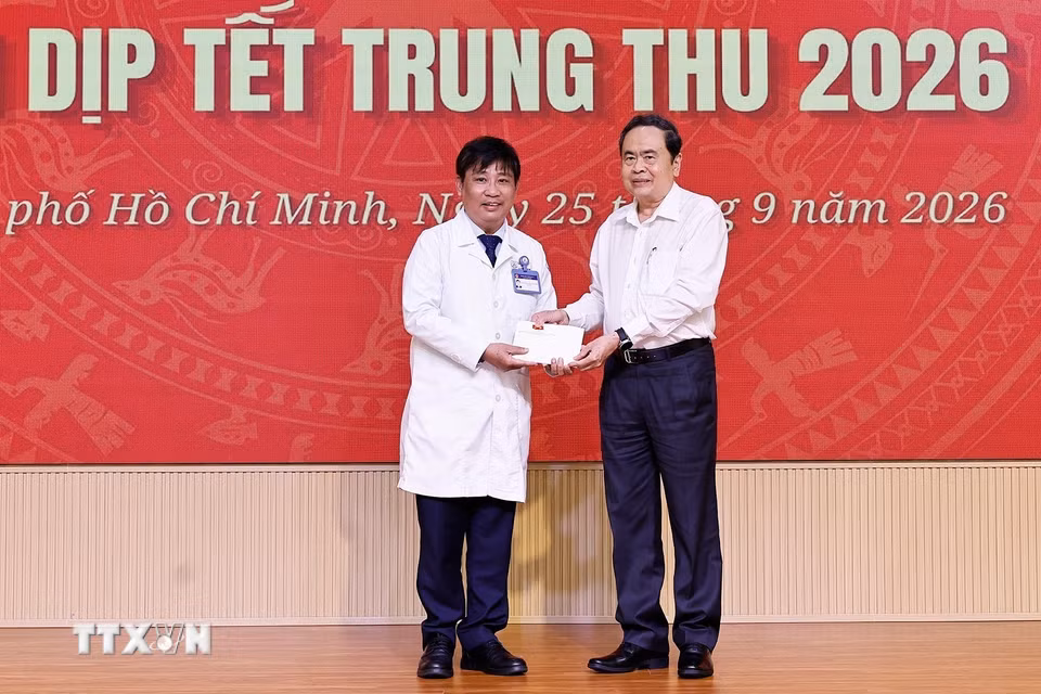 Chủ tịch Quốc hội Trần Thanh Mẫn tặng quà cho Bệnh viện Nhi Đồng 1 Thành phố Hồ Chí Minh nhân dịp Tết Trung thu 2026. (Ảnh: Doãn Tấn/TTXVN)