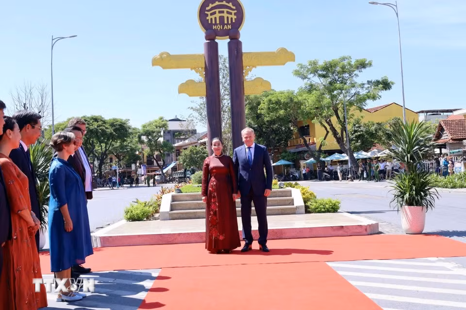 Phó Chủ tịch Ủy ban Nhân dân thành phố Đà Nẵng Nguyễn Thị Anh Thi đón Thủ tướng Ba Lan Donald Tusk thăm Phố cổ Hội An. (Ảnh: Trần Lê Lâm/TTXVN)