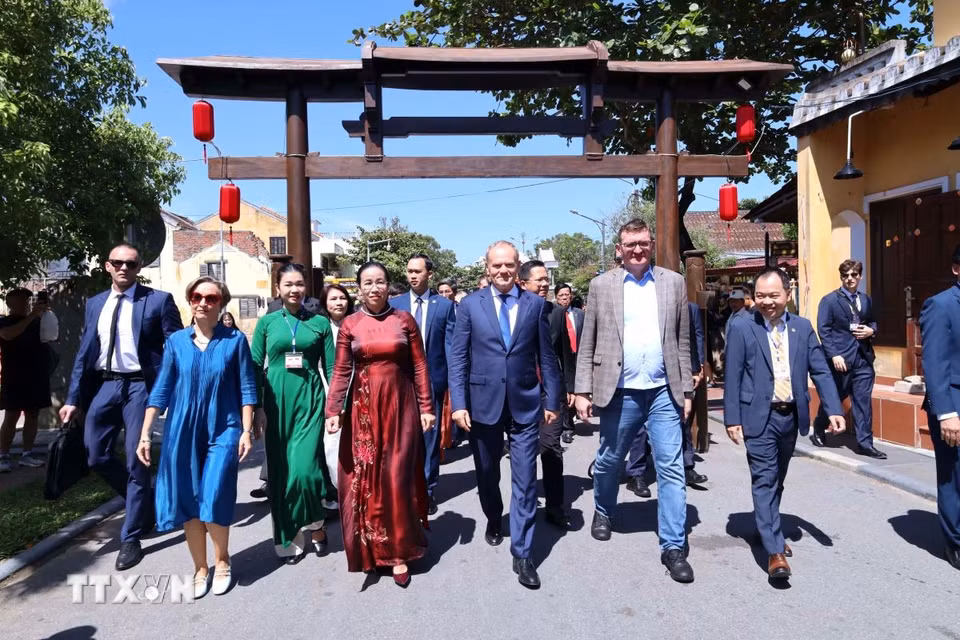Thủ tướng Ba Lan Donald Tusk cùng đoàn đại biểu cấp cao thăm Phố cổ Hội An. (Ảnh: Trần Lê Lâm/TTXVN)