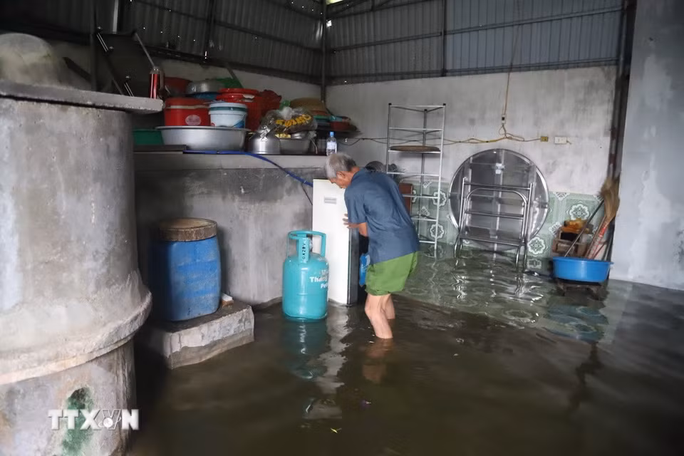 Khu bếp và sinh hoạt của một hộ dân tại Đồng tháng 5 (xóm Hải Bắc và Quyết Thành cũ, xã Diễn Châu) ngập sâu. (Ảnh: Xuân Tiến/TTXVN)