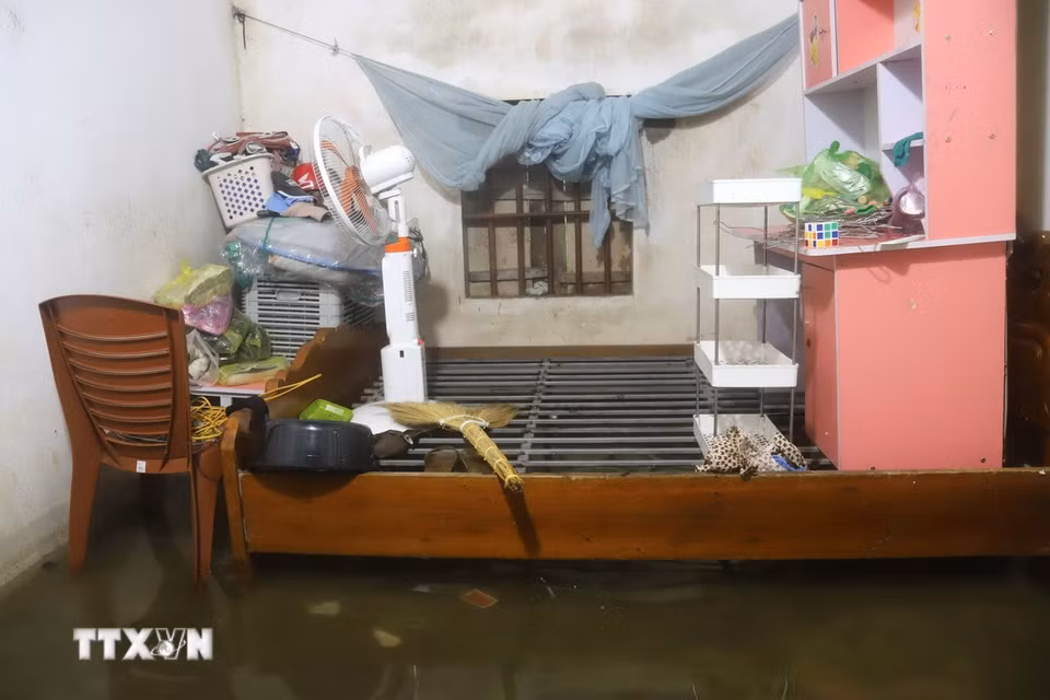 Khu vực phòng ngủ của một hộ dân tại Đồng tháng 5 bị ngập sâu, nước tràn vào tận trong buồng. (Ảnh: Xuân Tiến/TTXVN)