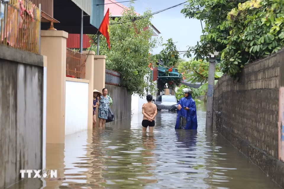 Tuyến đường liên xóm tại Đồng tháng 5 (xóm Hải Bắc và Quyết Thành cũ, xã Diễn Châu) ngập sâu, chia cắt giao thông. (Ảnh: Xuân Tiến/TTXVN)