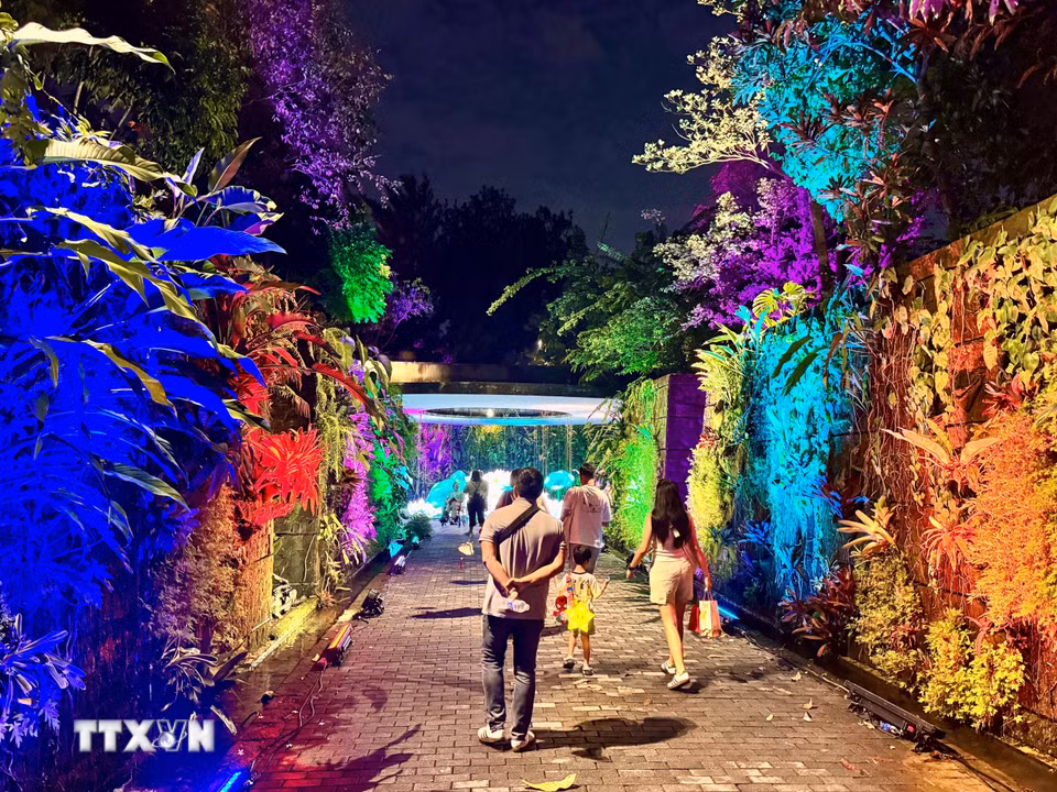 Đường vào cung Trăng tại Sunken Garden. (Ảnh: Đỗ Vân/TTXVN)