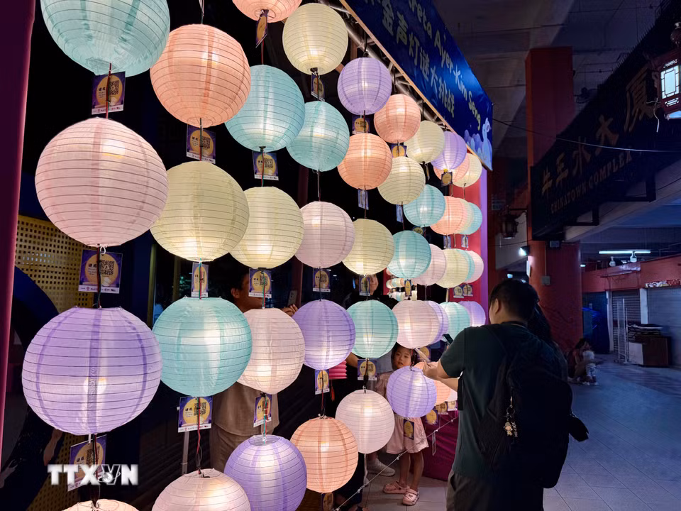 Đèn lồng cùng những lời nhắn gửi vẫn thu hút sự chú ý của du khách. (Ảnh: Đỗ Vân/TTXVN)