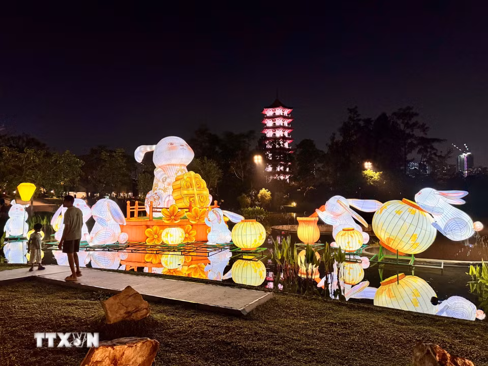 Dưới Trăng soi bóng tại Chinese Garden. (Ảnh: Đỗ Vân/TTXVN)
