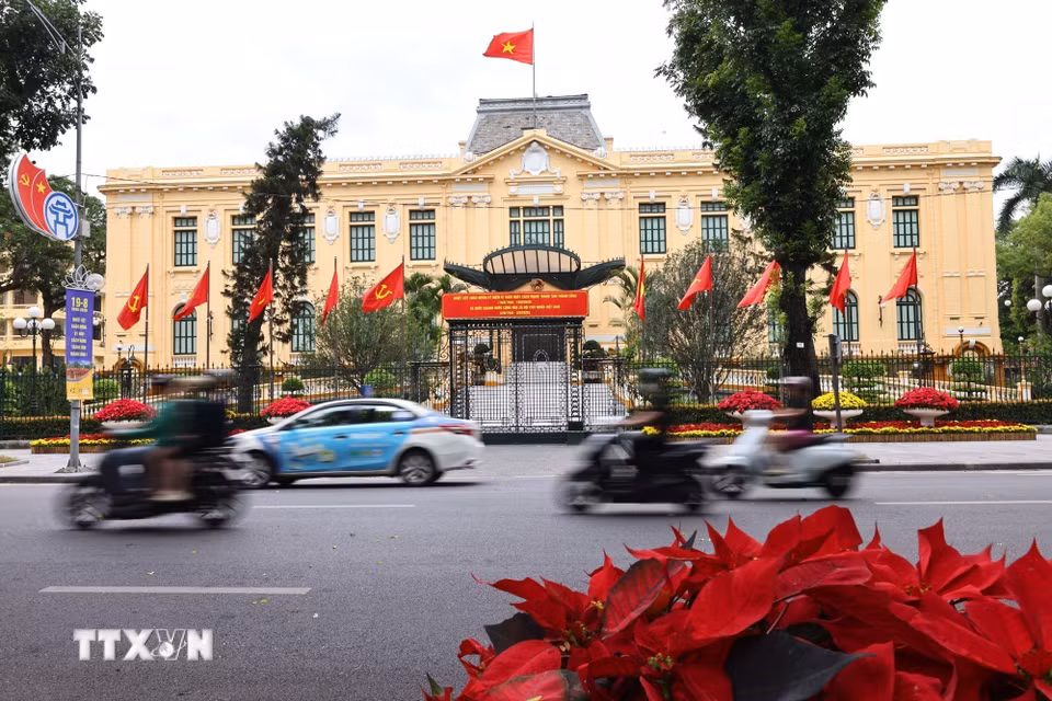 Cờ hoa được trang trí rực rỡ tại khu vực Tòa nhà Bắc Bộ phủ. (Ảnh: Minh Đức/TTXVN)