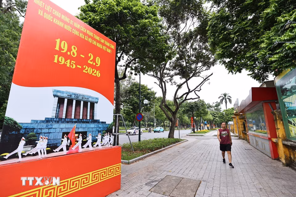 Các pa nô, khẩu hiệu tuyên truyền được trang trí tại những khu vực trung tâm, di tích lịch sử và các vị trí dễ quan sát trên phố Điện Biên Phủ. (Ảnh: Minh Đức/TTXVN)