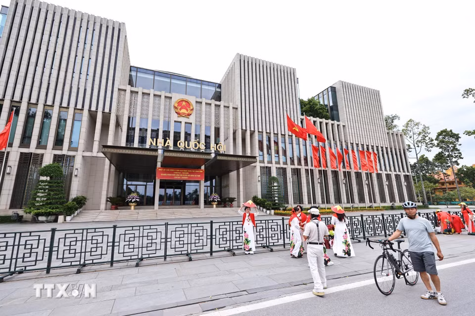 Cờ Tổ quốc cỡ lớn được bố trí tại khu vực trước tòa nhà Quốc hội. (Ảnh: Minh Đức/TTXVN)