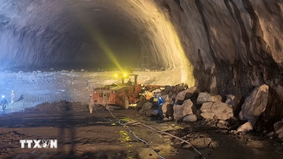 Bên trong khu vực hầm chính của thủy điện tích năng Bác Ái đang được thi công. (Ảnh: Xuân Triệu/TTXVN)