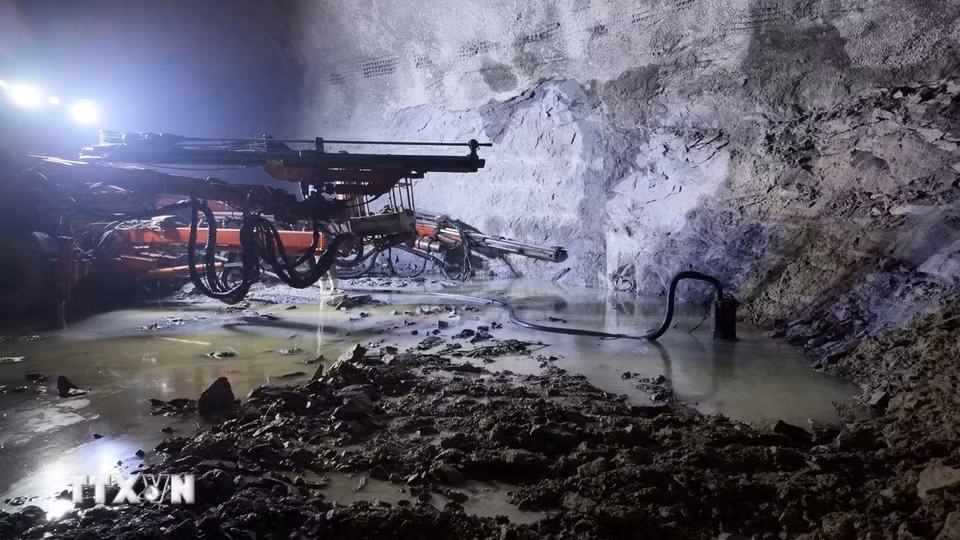 Thi công khoan hầm thủy điện tích năng Bác Ái (xã Bác Ái Tây, tỉnh Khánh Hòa). (Ảnh: Xuân Triệu/TTXVN)