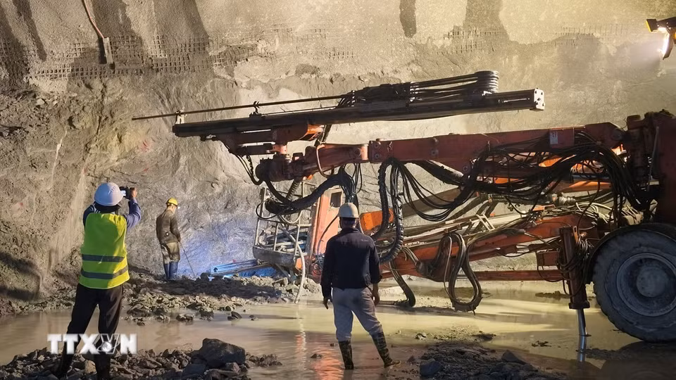 Thi công khoan hầm thủy điện tích năng Bác Ái (xã Bác Ái Tây, tỉnh Khánh Hòa). (Ảnh: Xuân Triệu/TTXVN)