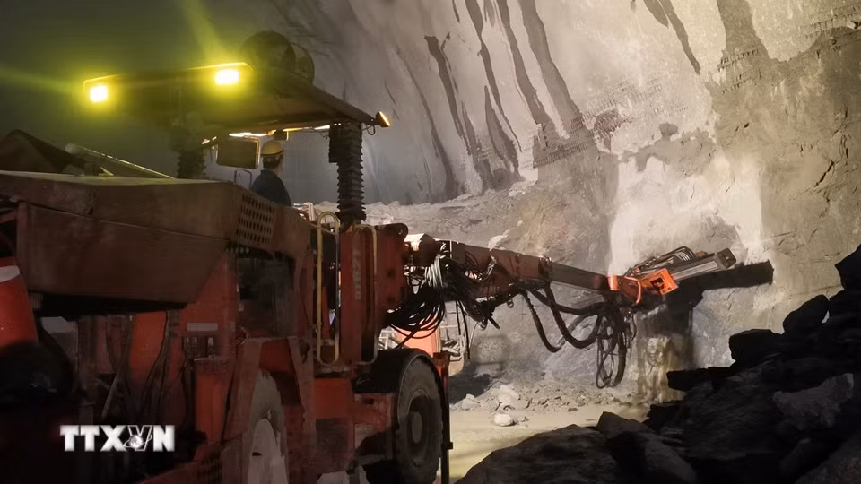 Thi công khoan hầm thủy điện tích năng Bác Ái (xã Bác Ái Tây, tỉnh Khánh Hòa). (Ảnh: Xuân Triệu/TTXVN)