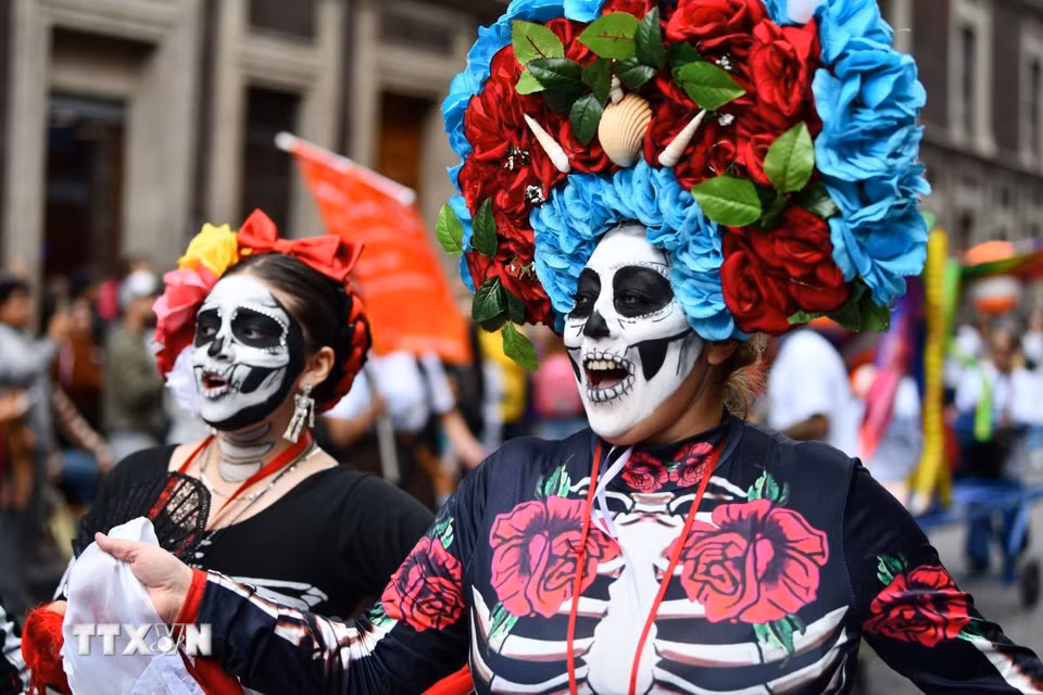 Các nghệ sỹ trong trang phục hóa trang đặc trưng của lễ hội Día de Muertos tham gia diễu hành trên đường phố Mexico City. (Ảnh: THX/TTXVN phát) ​