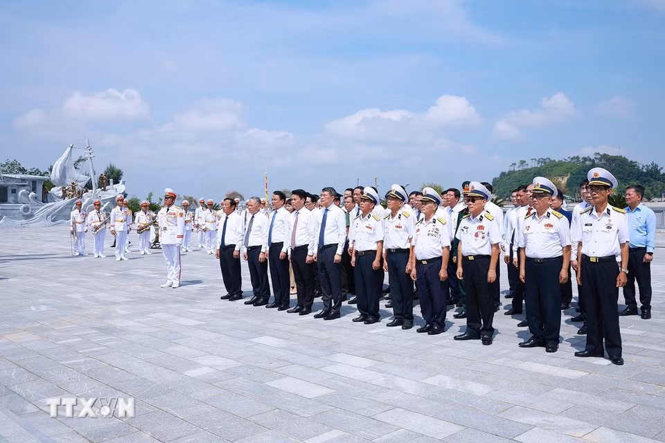 Thủ tướng Lê Minh Hưng và đại biểu tưởng niệm các Anh hùng liệt sỹ tại Bến tàu không số K15 (phường Đồ Sơn, thành phố Hải Phòng). (Ảnh: Dương Giang/TTXVN)