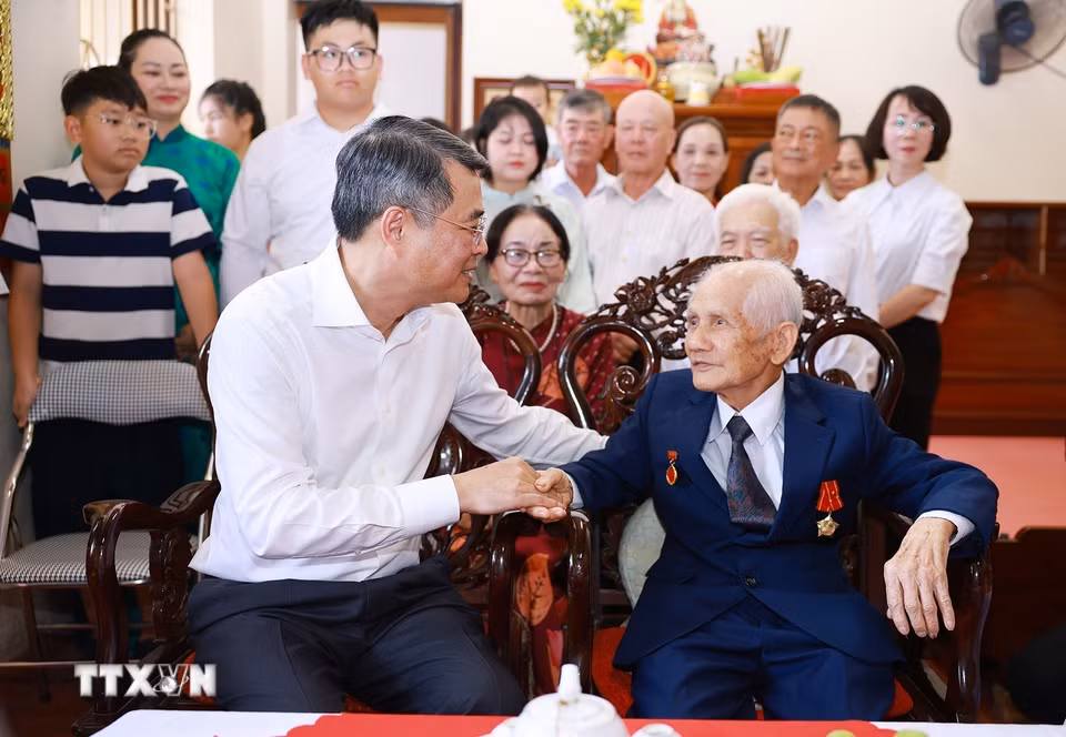 Thủ tướng Lê Minh Hưng thăm gia đình ông Lê Viết Khản, sinh năm 1927, Huy hiệu 80 năm tuổi Đảng, ở Tổ dân phố Ngọc Xuyên, phường Đồ Sơn. (Ảnh: Dương Giang/TTXVN)