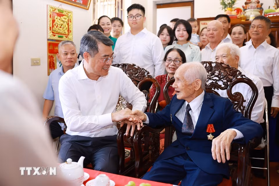 Thủ tướng Lê Minh Hưng thăm gia đình ông Lê Viết Khản, sinh năm 1927, Huy hiệu 80 năm tuổi Đảng, ở Tổ dân phố Ngọc Xuyên, phường Đồ Sơn. (Ảnh: Dương Giang/TTXVN)