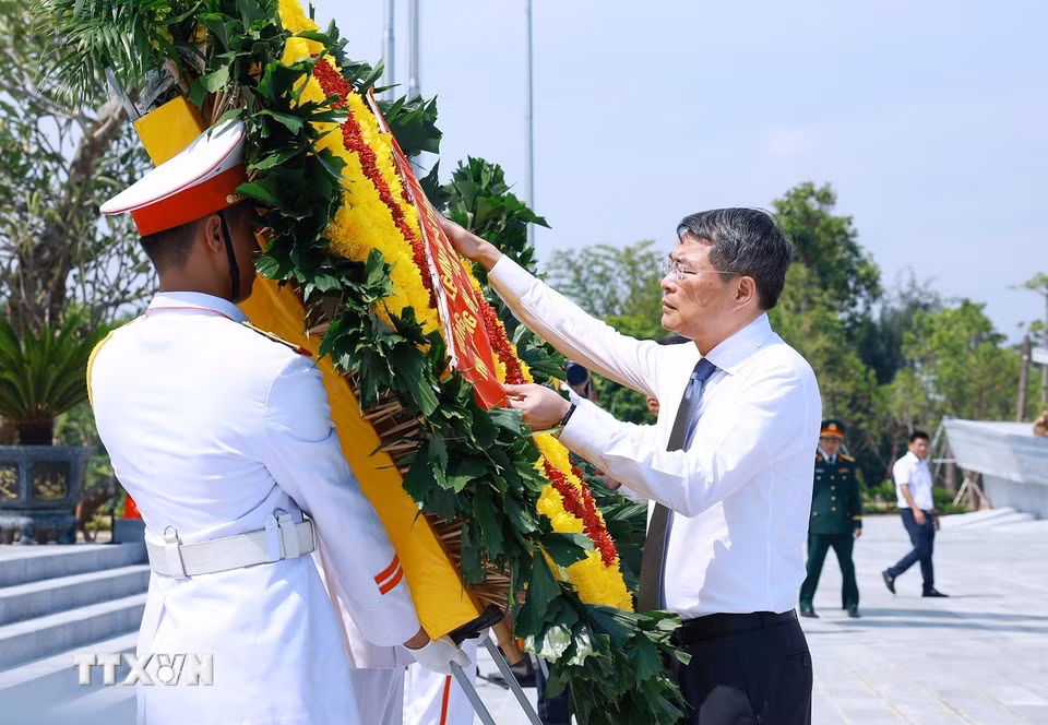 Thủ tướng Lê Minh Hưng dâng hoa tưởng niệm các Anh hùng liệt sỹ tại Bến tàu không số K15 (phường Đồ Sơn, thành phố Hải Phòng). (Ảnh: Dương Giang/TTXVN)