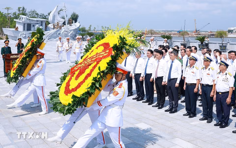 Thủ tướng Lê Minh Hưng dâng hoa tưởng niệm các Anh hùng liệt sỹ tại Bến tàu không số K15 (phường Đồ Sơn, thành phố Hải Phòng). (Ảnh: Dương Giang/TTXVN)