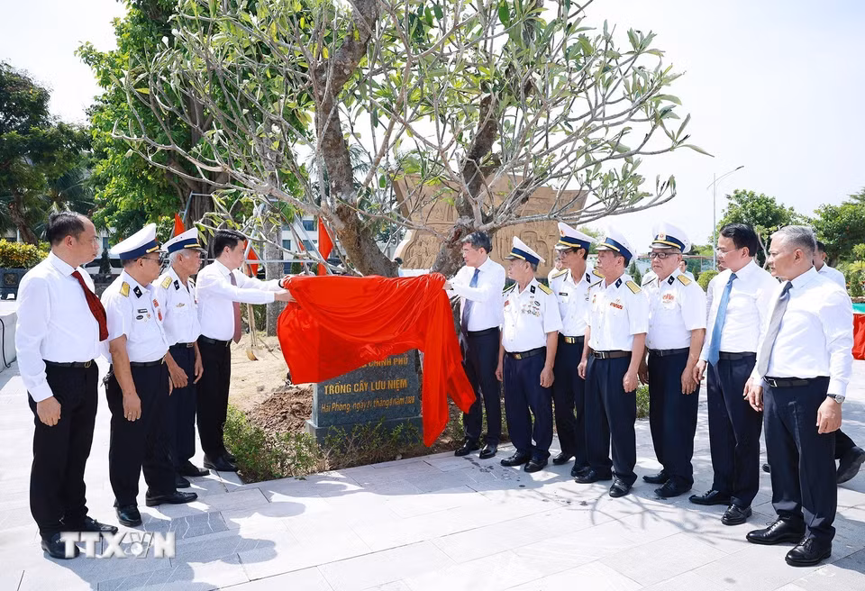 Thủ tướng Lê Minh Hưng trồng cây lưu niệm tại Di tích Quốc gia đặc biệt Bến tàu không số K15 (phường Đồ Sơn, thành phố Hải Phòng). (Ảnh: Dương Giang/TTXVN)