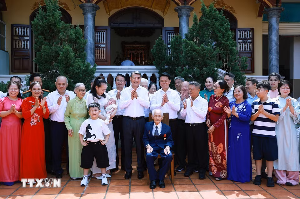 Thủ tướng Lê Minh Hưng thăm gia đình ông Lê Viết Khản, sinh năm 1927, Huy hiệu 80 năm tuổi Đảng, ở Tổ dân phố Ngọc Xuyên, phường Đồ Sơn. (Ảnh: Dương Giang/TTXVN)