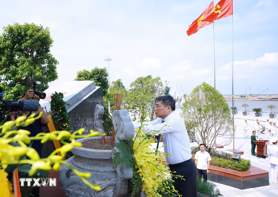 Thủ tướng Lê Minh Hưng dâng hương, dâng hoa tưởng niệm các Anh hùng liệt sỹ tại Bến tàu không số K15 (phường Đồ Sơn, thành phố Hải Phòng). (Ảnh: Dương Giang/TTXVN)