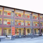Các dãy phòng học tại Trường Phổ thông nội trú liên cấp Tiểu học và Trung học cơ sở Sơn Vĩ được trang hoàng, chuẩn bị cho lễ khai giảng năm học 2026-2027. (Ảnh: Minh Tâm/TTXVN)