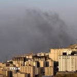 Khói bốc lên sau cuộc không kích do Mỹ-Israel tiến hành nhằm vào thủ đô Tehran, Iran ngày 5/4/2026. (Ảnh: Kyodo/TTXVN phát)