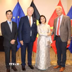 Đại sứ Nguyễn Hương Trà (thứ 2, phải sang) đón Thượng nghị sỹ Andries Gryffroy, Phó Chủ tịch thứ nhất Thượng viện Bỉ, Chủ tịch Liên minh Bỉ-Việt (BVA) tới dự lễ kỷ niệm. (Ảnh: Duy Tùng/TTXVN)