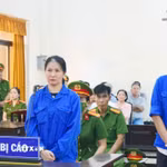 Bị cáo Lê Văn Mót (phải) lĩnh án 18 năm tù về tội “Lừa đảo chiếm đoạt tài sản.” (Ảnh: Văn Sĩ/TTXVN)