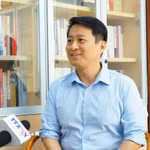 Giáo sư Khúc Cường, Đại học Dân tộc Trung ương Trung Quốc, bình luận viên của Mạng lưới Truyền hình Toàn cầu Trung Quốc (CGTN). (Ảnh: Quang Hưng/TTXVN) 