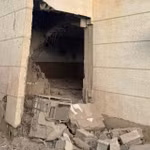 Tòa nhà ở khu vực Jazan, miền Nam Saudi Arabia bị hư hại sau khi bị vật thể bay do lực lượng Houthi phóng rơi trúng, ngày 12/9/2026. (Ảnh: THX/TTXVN phát)