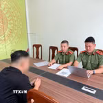 Ông L.C.H., chủ tài khoản Facebook “Khun Win” tại Công an xã Lao Bảo. (Ảnh: TTXVN phát)
