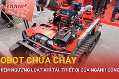 Khám phá robot chữa cháy, loạt khí tài hiếm thấy ở phố đi bộ Hà Nội