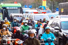 Giao thông chiều cuối năm 2025: Lối đi cửa ngõ đông đúc, ùn ứ