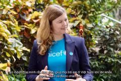 Bà Silvia Danailov (Trưởng đại diện UNICEF tại Việt Nam) và Dế Mèn của phim "Dế Mèn: Cuộc phiêu lưu tới xóm Lầy Lội" gửi thông điệp vì trẻ em. (Ảnh: UNICEF)